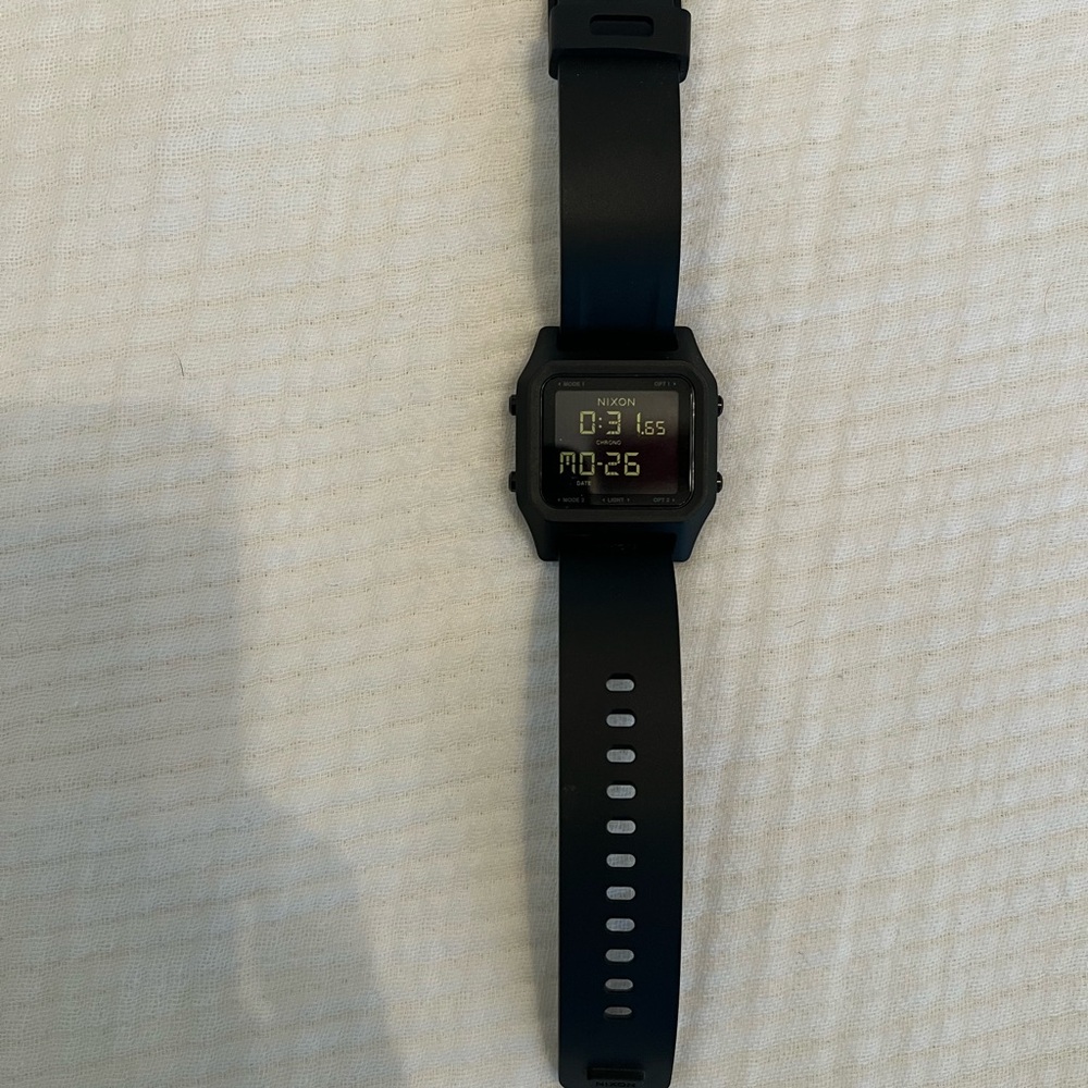 LIKE NEW NIXON The Staple Watch